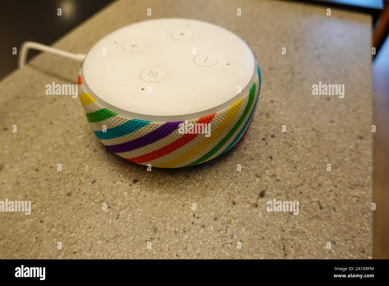 Seattle, WA/USA -6/15/19: Ein Regenbogen farbig, Amazon Echo Dot Alexa, ist ein virtueller Assistent von Amazon bei Lab 126 entwickelt. Stockfoto