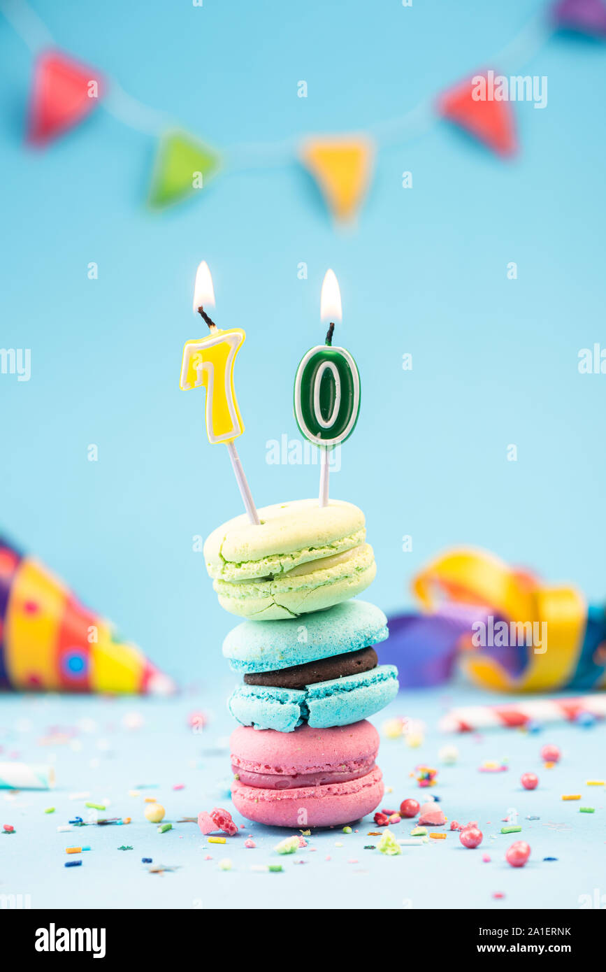 Siebzigsten siebzigsten Geburtstag Karte mit Kerze in bunte Makronen und Streuseln. Karte Mockup. Stockfoto