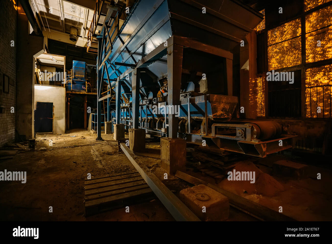 Abgebrochene Ziegel und Platten Fabrik in der Nacht. Alten rostigen Maschinen. Stockfoto