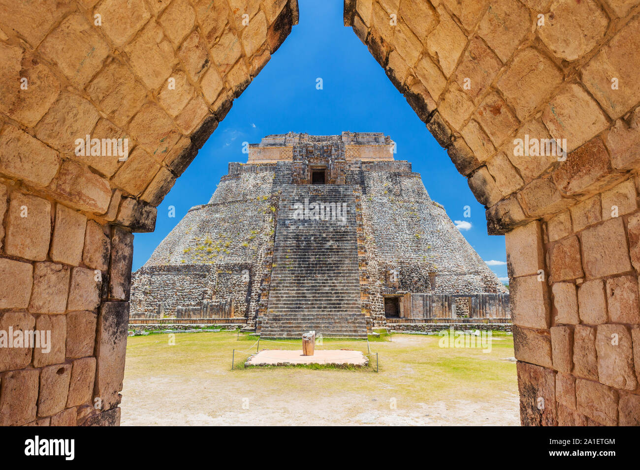 Uxmal, Mexiko. Pyramide des Zauberers in der antiken Maya-Stadt. Stockfoto