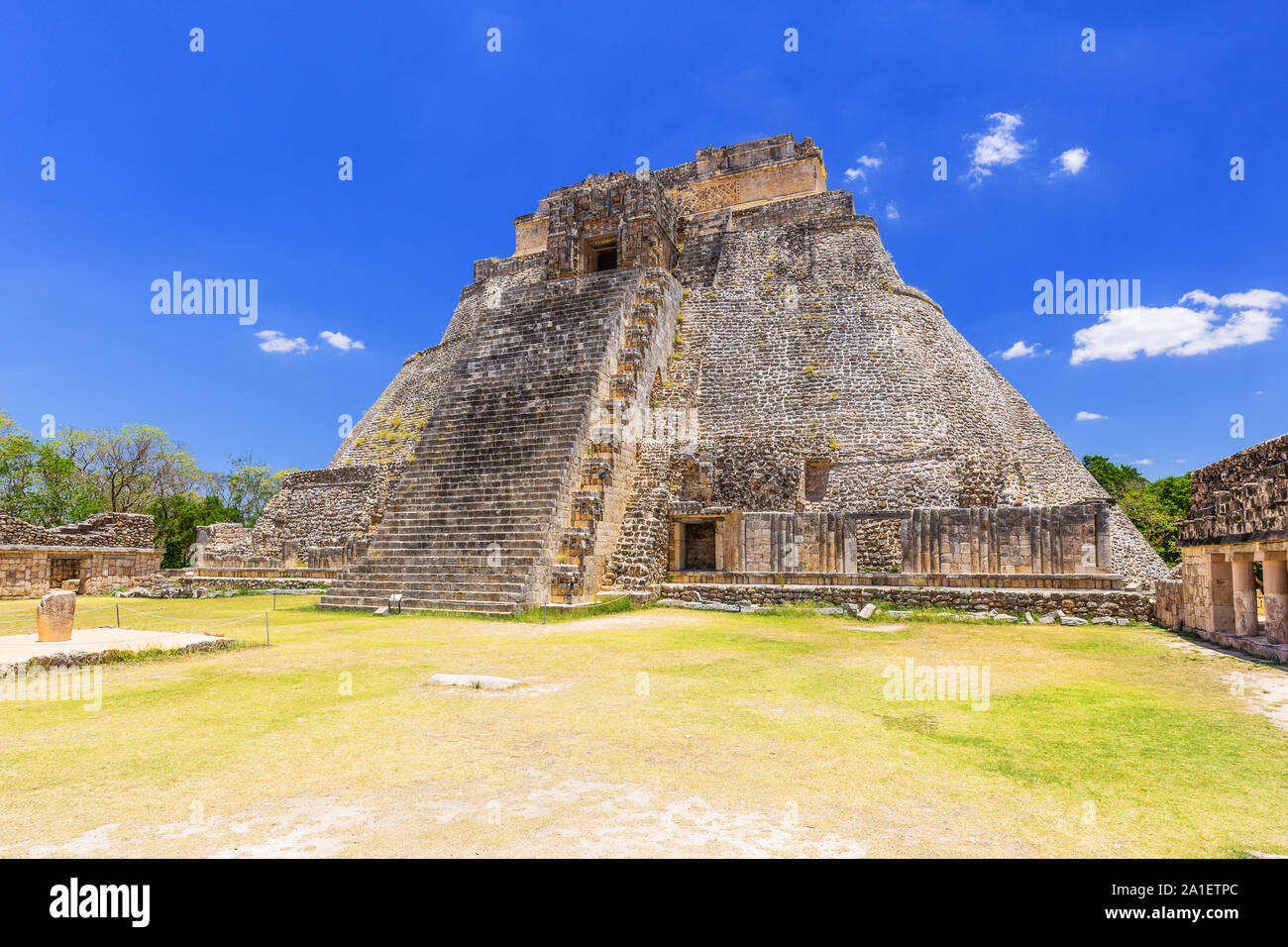 Uxmal, Mexiko. Pyramide des Zauberers in der antiken Maya-Stadt. Stockfoto