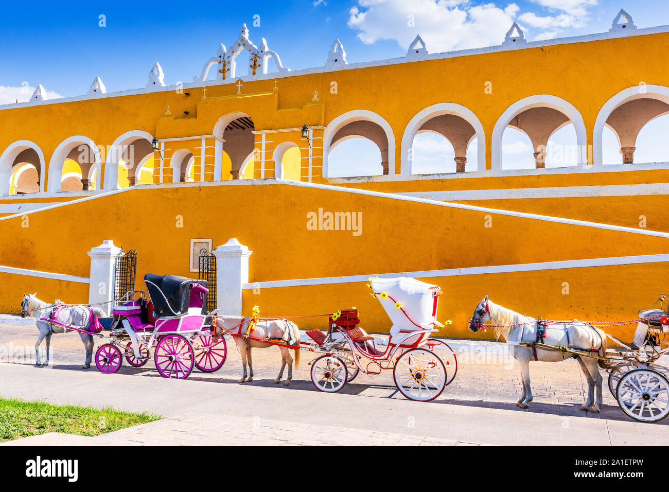 Izamal, Mexiko. Kloster des Heiligen Antonius von Padua und Pferdekutschen. Stockfoto