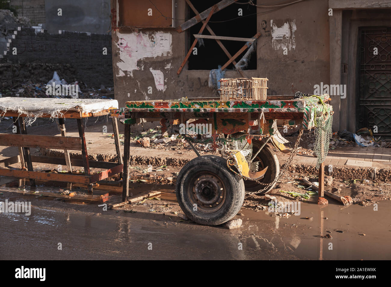 Alexandria, Ägypten - Dezember 18, 2018: Leere Holz von Pferden gezogene Wagen steht auf einer schmutzigen Straße von Alexandria Stockfoto