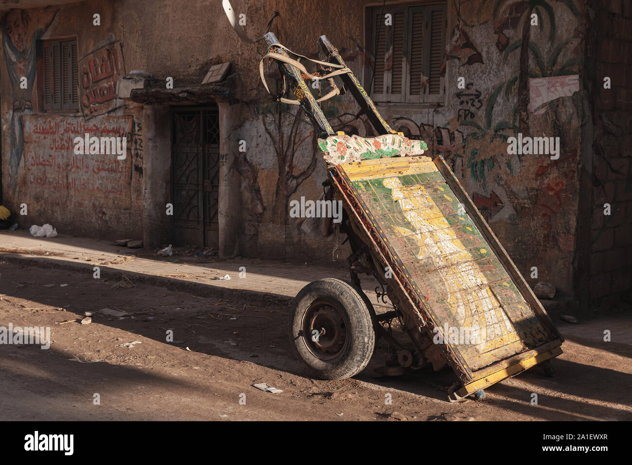 Alexandria, Ägypten - Dezember 18, 2018: Leere alten hölzernen Pferden gezogenen Wagen steht auf einer schmutzigen Straße von Alexandria Stockfoto