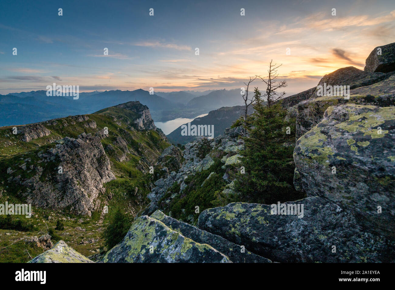 Abendstimmung am Niederhorn und Thunersee mit Spiez Stockfoto