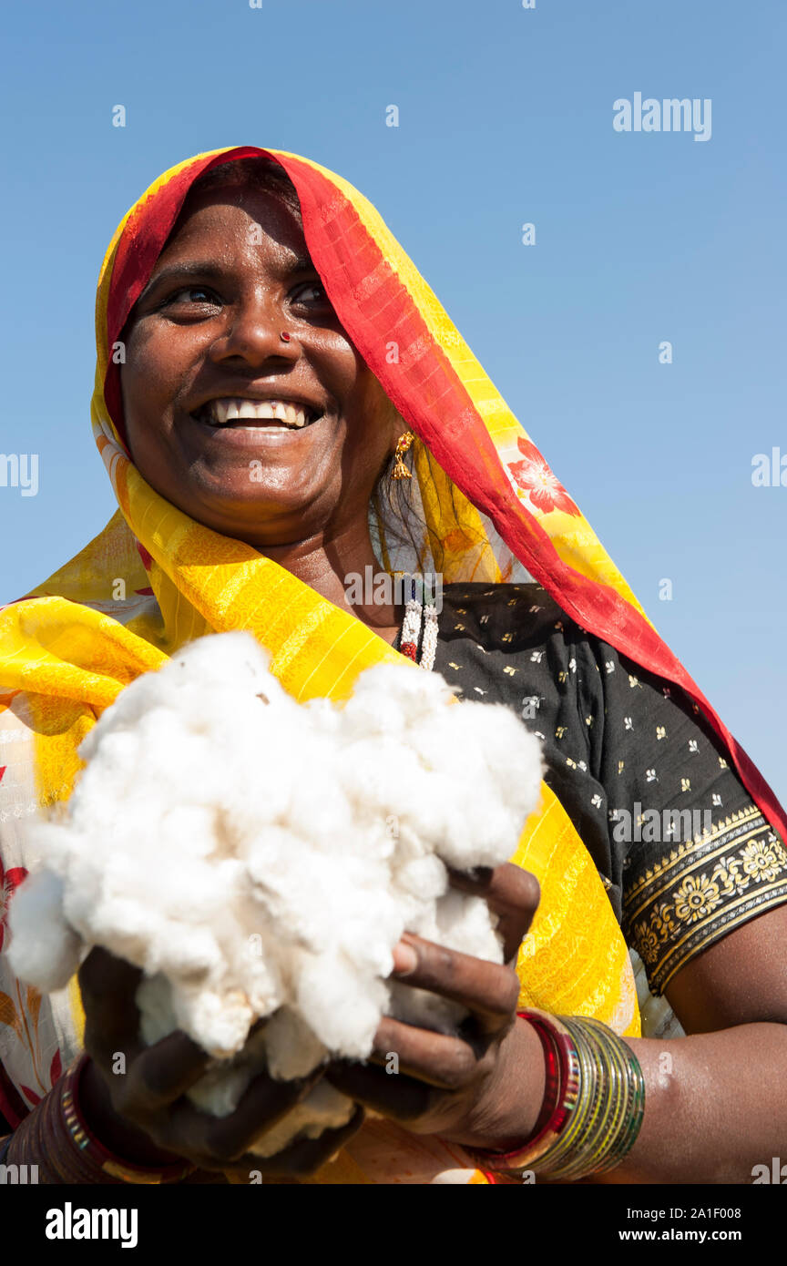 Indien Madhya Pradesh Khargone, tribal Landwirt der kooperativen Shiv Krishi Utthan Sanstha produzieren Fairtrade und Bio Baumwolle/INDIEN Madhya Pradesh Khargone, Kooperative Shiv Krishi Utthan Sanstha vermarktet und Fairtrade Biobaumwolle von Adivasi Farmern Stockfoto