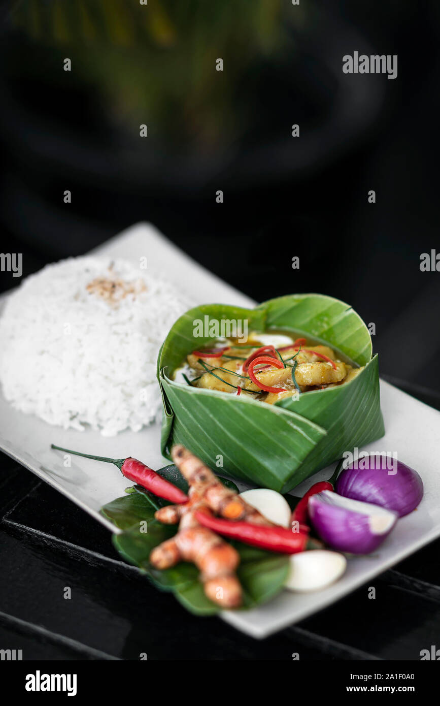 Traditionelle kambodschanische Amok Fisch Curry essen am Tisch im Restaurant siem reap Stockfoto
