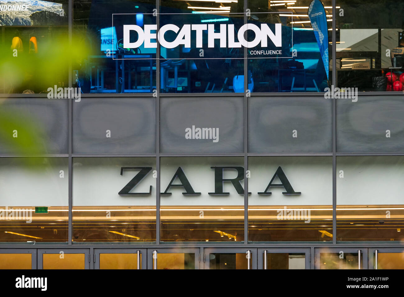 Decathlon und Zara Unternehmen unterzeichnen, Zusammenfluss Commercial  Center, Zusammenfluss Bezirk, Lyon, Frankreich Stockfotografie - Alamy