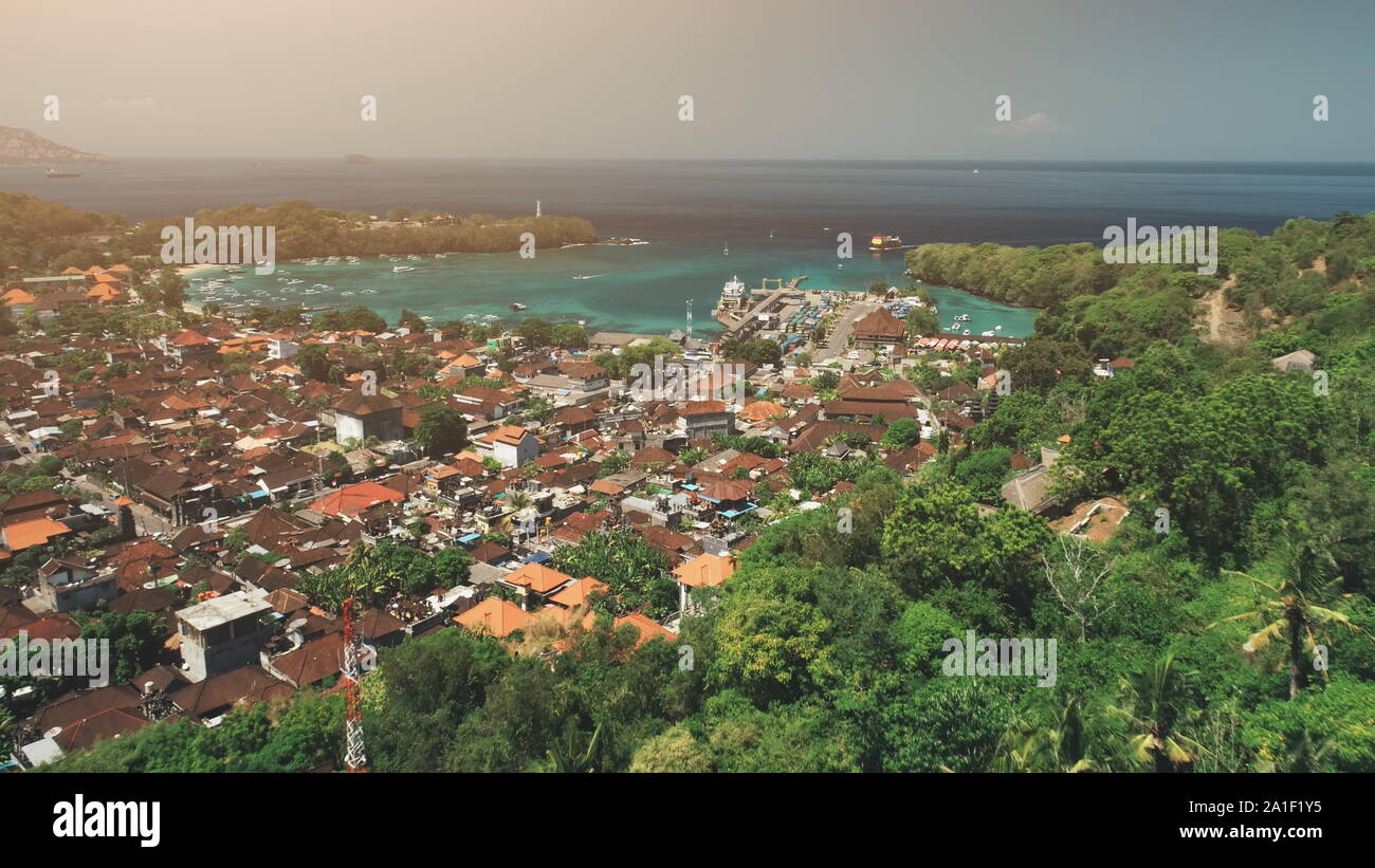 Drone Flug über Jungle Village. Ocean Bay, Häuser, Hafen, Port, Pier im Abendlicht. Reisen Tourismus Konzept. Schöne Natur Landschaft. Tropische Insel Bali, Indonesien Stockfoto