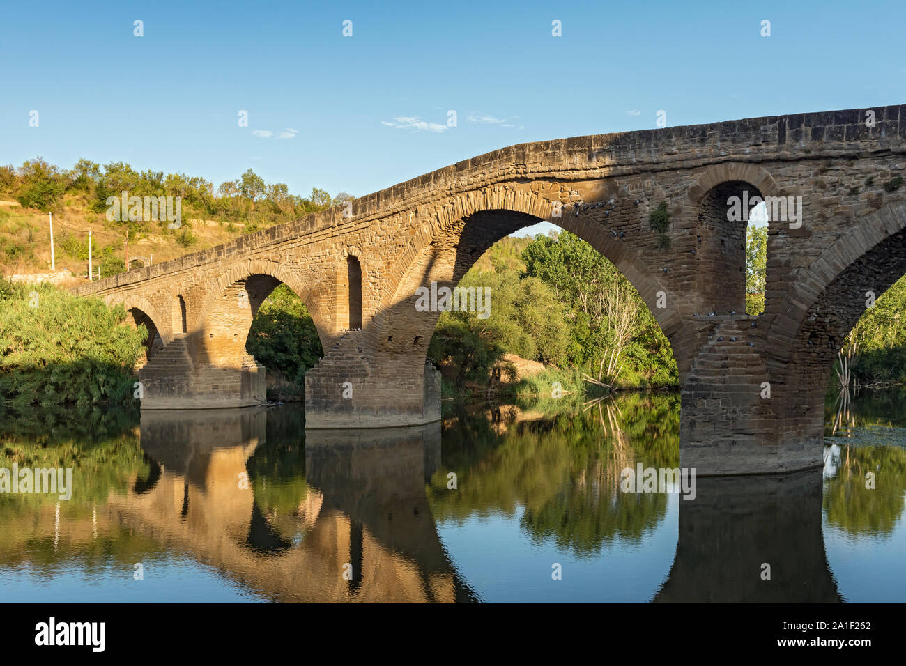 Romanische Brücke Puente Románico, Puente La Reina - Gares, Navarra, Spanien Stockfoto