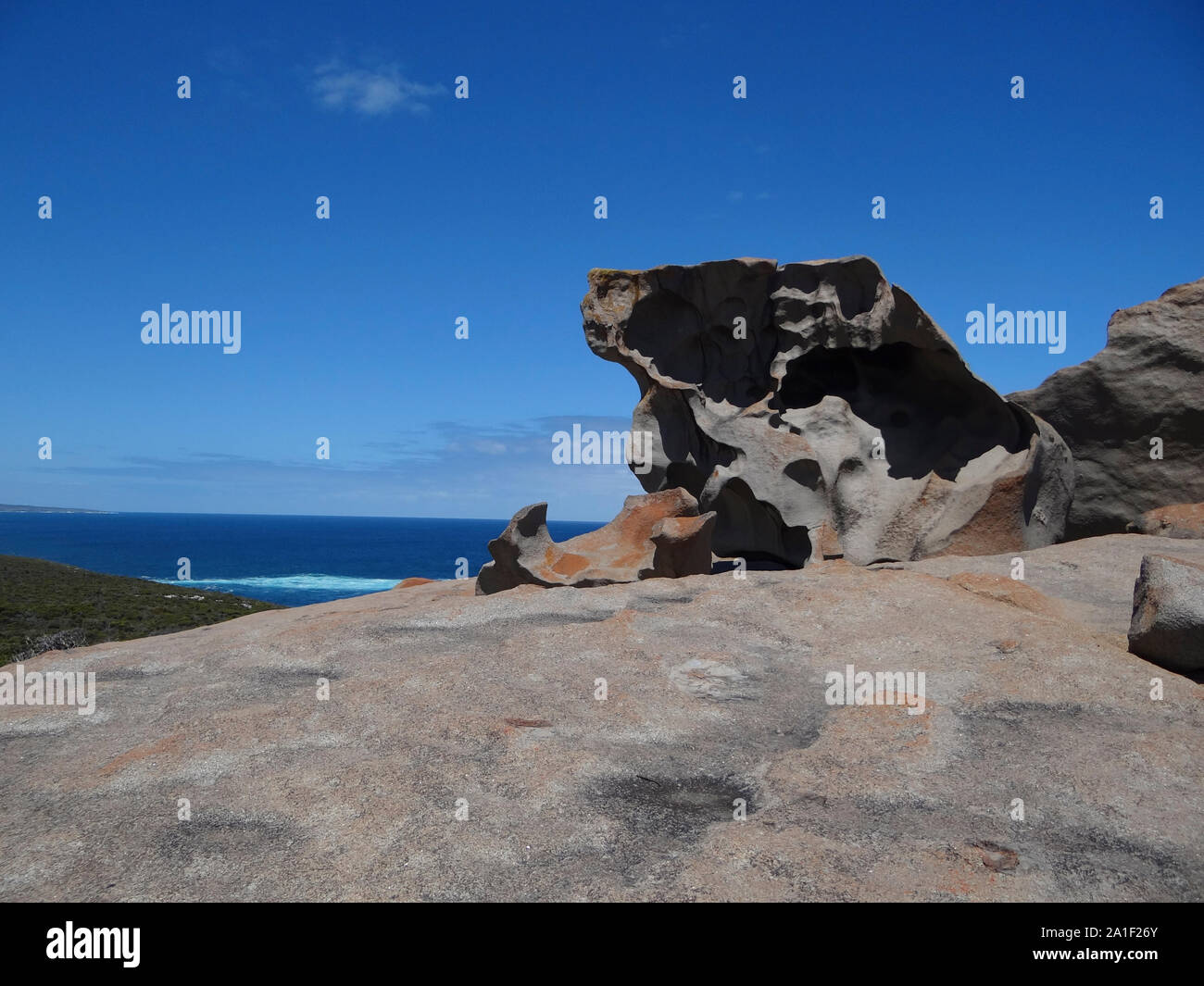 Die Bildung von Remarkable Rocks mit blauem Himmel und das Meer im Hintergrund. Foto auf Kangaroo Island im südlichen Australien Stockfoto