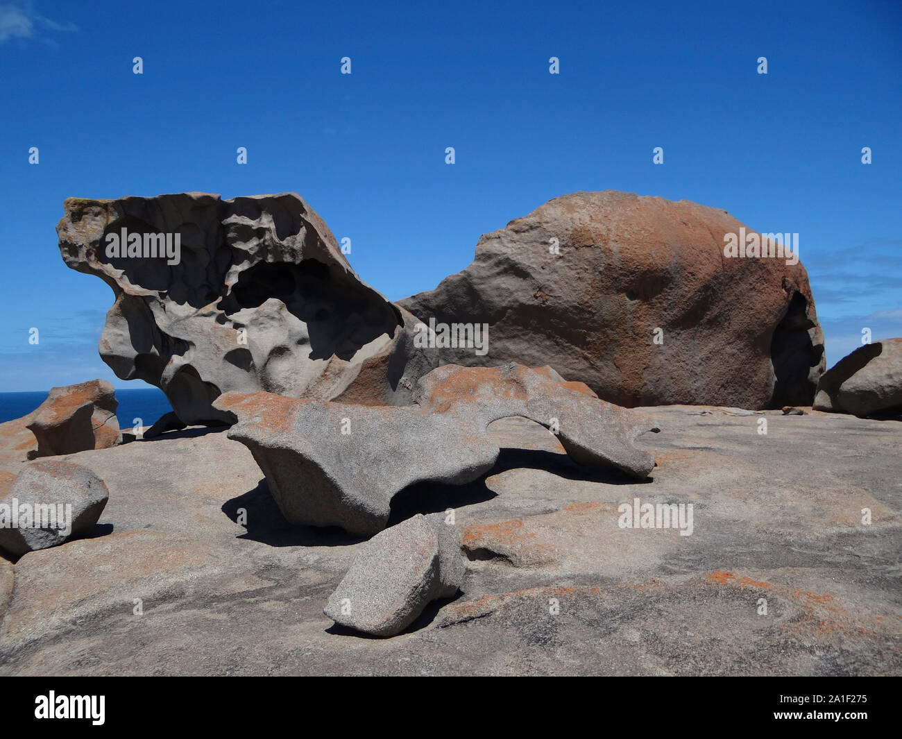 Die Bildung von Remarkable Rocks mit blauem Himmel und das Meer im Hintergrund. Foto auf Kangaroo Island im südlichen Australien Stockfoto