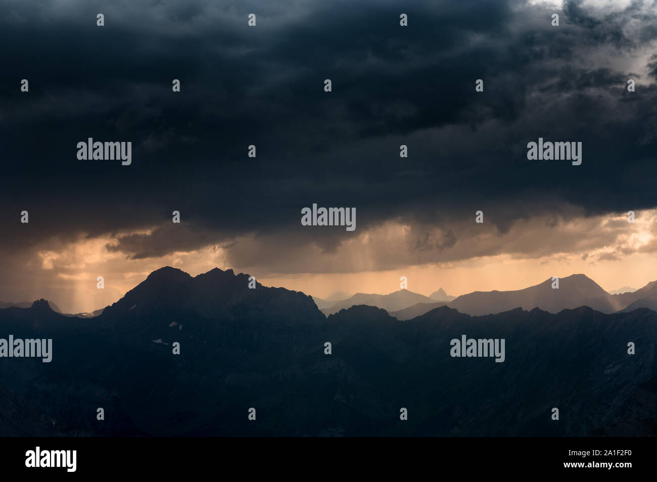 Dunkle Regenwolken über die Berner Alpen Stockfoto