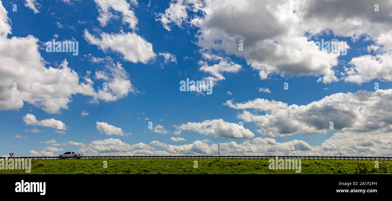 Pickup truck Auto auf der Straße, Seitenansicht, bewölkt, Himmel, USA Landschaft im Frühling Stockfoto