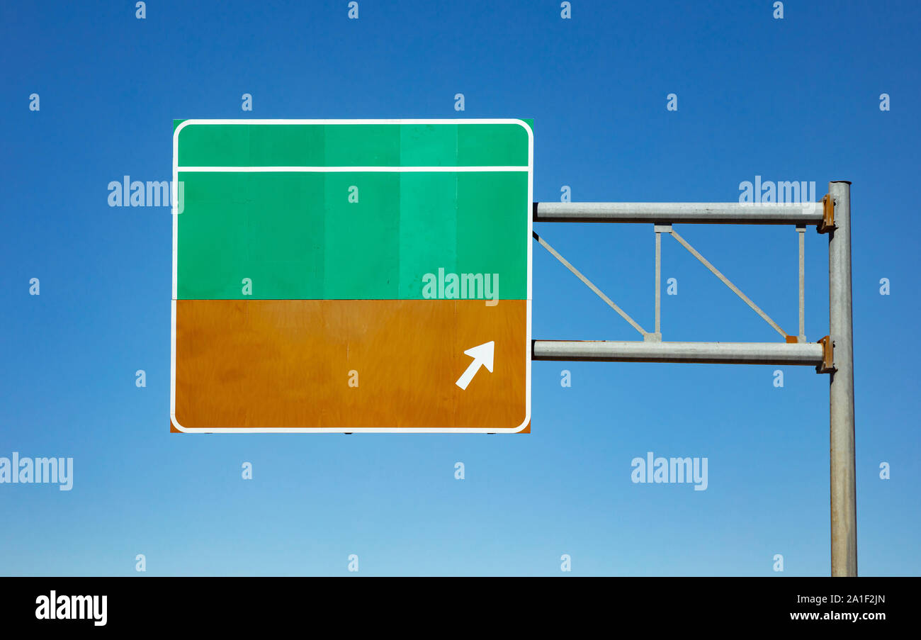 Leere Straße und Richtungspfeil auf der Autobahn, klare blaue Himmel Hintergrund, kopieren. Uns von Amerika. Stockfoto