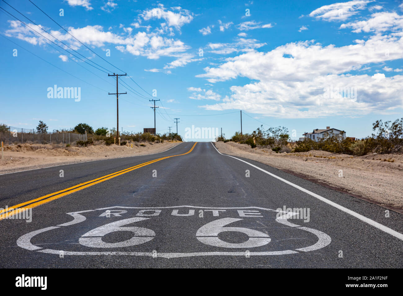 Route 66 Schild auf dem Asphalt, Autobahn in der kalifornischen Mojave-Wüste, USA Stockfoto