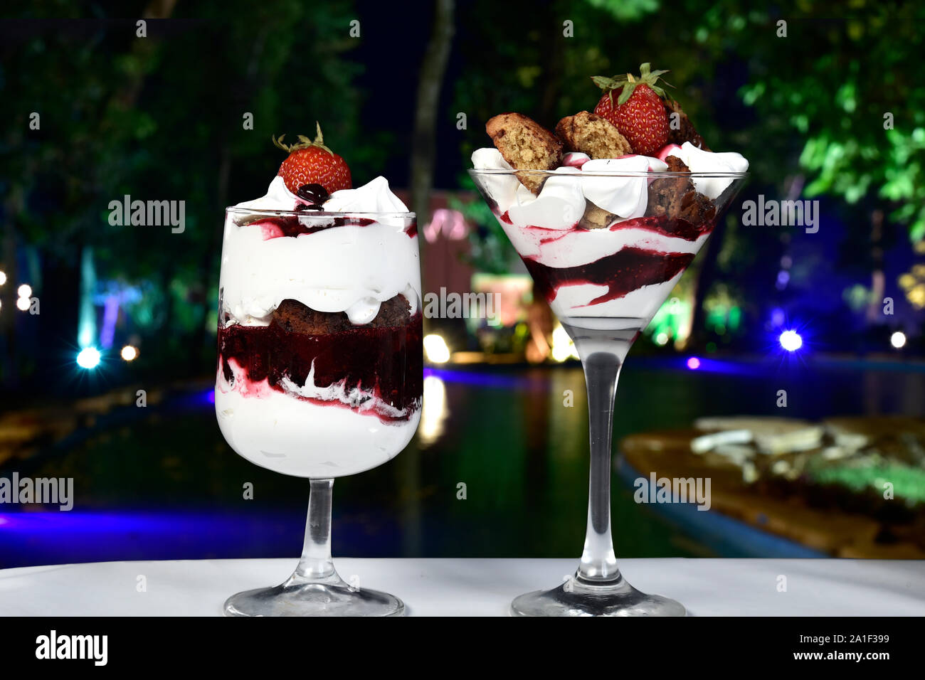 Dessert in Schale mit Früchten auf unscharfen Hintergrund Stockfoto