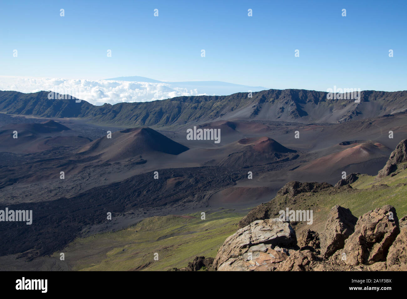 Haleakala Krater an einem sonnigen Tag mit einem wileknian Meer im Bildhintergrund. Auf dem Haleakala auf Maui Hawaii fotografiert. Stockfoto