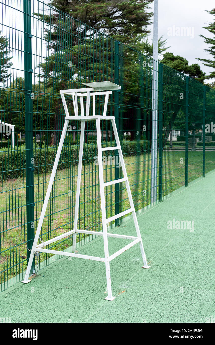 Tennis Stuhl auf einen Hof. Es gibt keine Personen, die Stockfoto