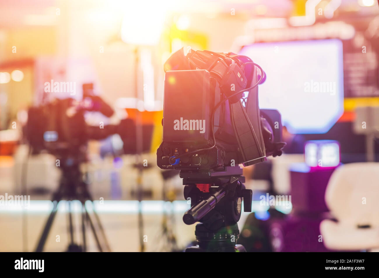TV-News Studio mit Kamera und Lampen. Stockfoto