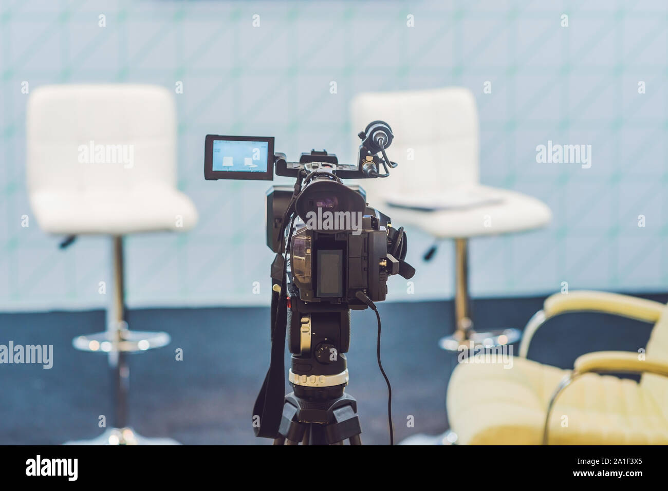 TV-News Studio mit Kamera und Lampen. Stockfoto