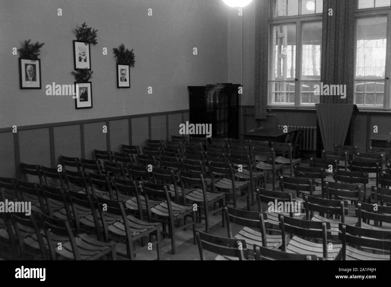 Versammlungsraum für die Arbeiter in einem Industriebetrieb in Zeitz mit einem Bild von Karl Marx an der Wand, Deutschland 1948. Tagungsraum für Arbeiter in einer Fabrik in Zeitz mit einem Foto von Karl Marx an die Wand, Deutschland 1948. Stockfoto