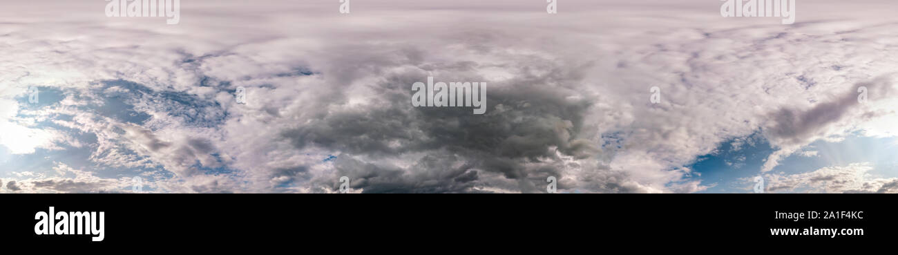 Nahtlose bewölkt blauer Himmel hdri Panorama 360 Grad Betrachtungswinkel mit Zenith und schöne Wolken für die Verwendung in 3D-Grafik wie Sky Dome oder Bearbeiten drone Schuß Stockfoto