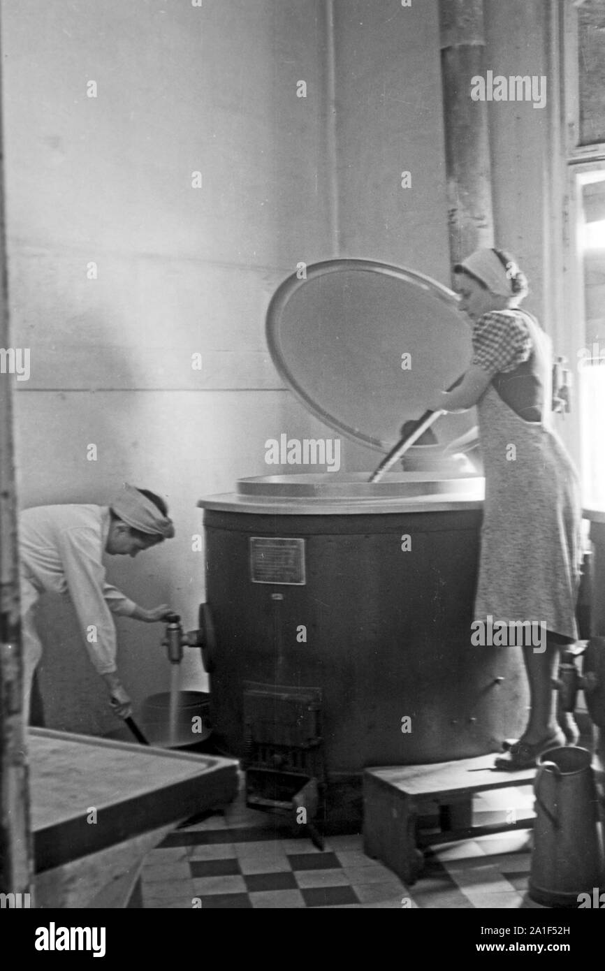 Frauen bin Waschzuber in der Wäscherei eines Kinderheims in Frankfurt/Oder, Deutschland 1948. Frauen Heizung der Waschtrog, während die Wäsche in einem Kinderheim in Frankfurt an der Oder, Deutschland 1948. Stockfoto