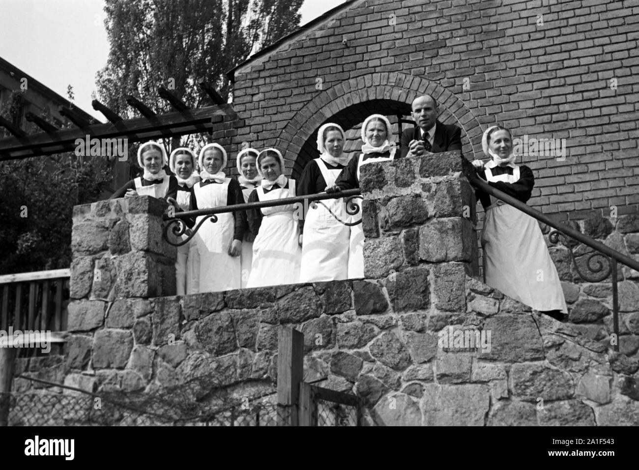 Nonnen und Schwestern des Kinder-und Pflegeheims in Frankfurt/Oder, Deutschland 1948. Nonnen und Schwestern der Kinder und Pflegeeltern bei Frankfurt/Oder, Deutschland 1948. Stockfoto