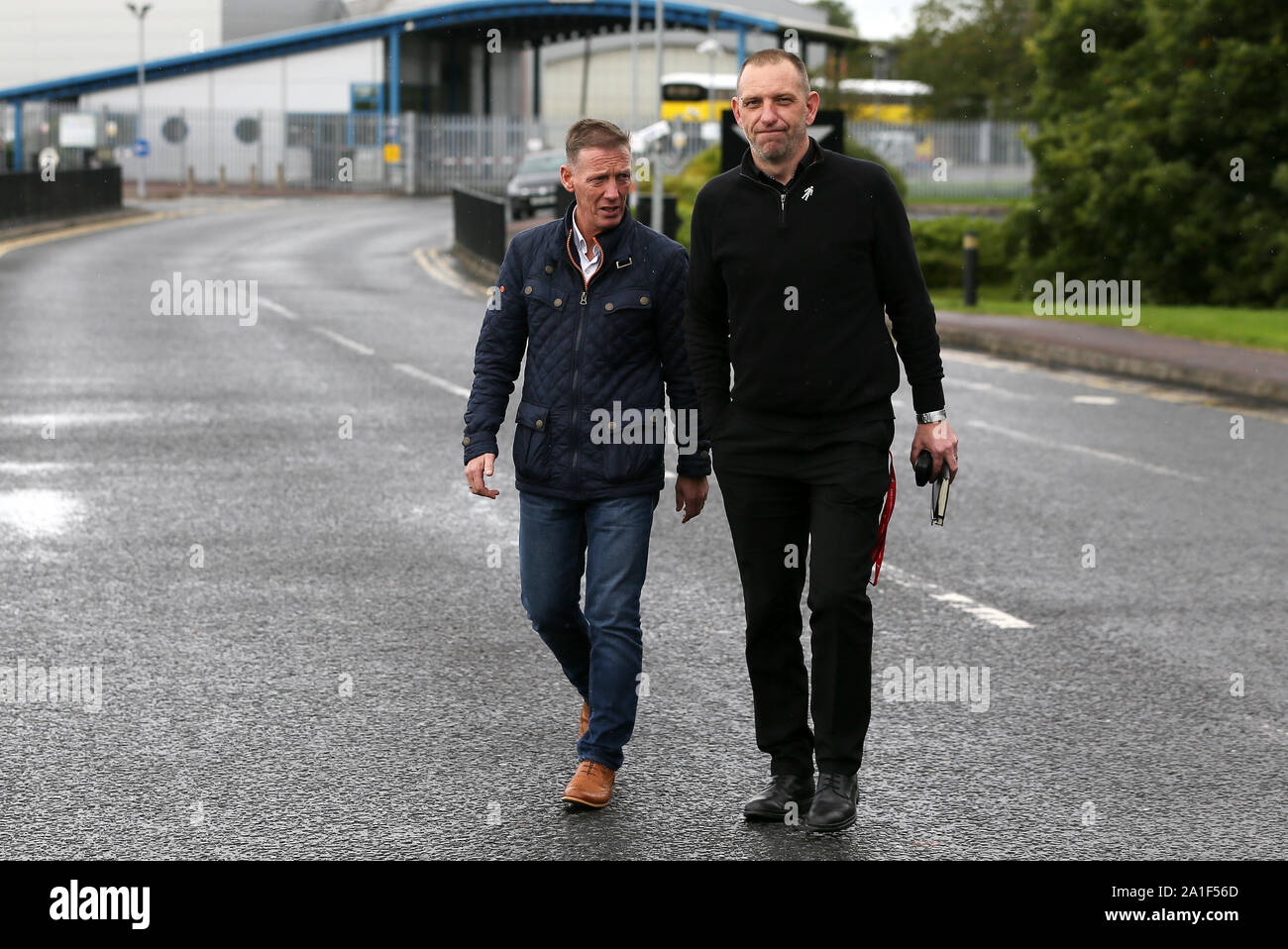 Unite Gewerkschaftsfunktionäre George Brash (rechts) und Colin Graham verlassen die Wrightbus Werk in Ballymena, Nordirland, nach einem Treffen mit Wrightbus Administratoren Deloitte, als familiengeführtes Unternehmen, das Londoner Routemaster markanten roten Doppeldecker Busse gebaut hat in Verwaltung gegangen. Stockfoto