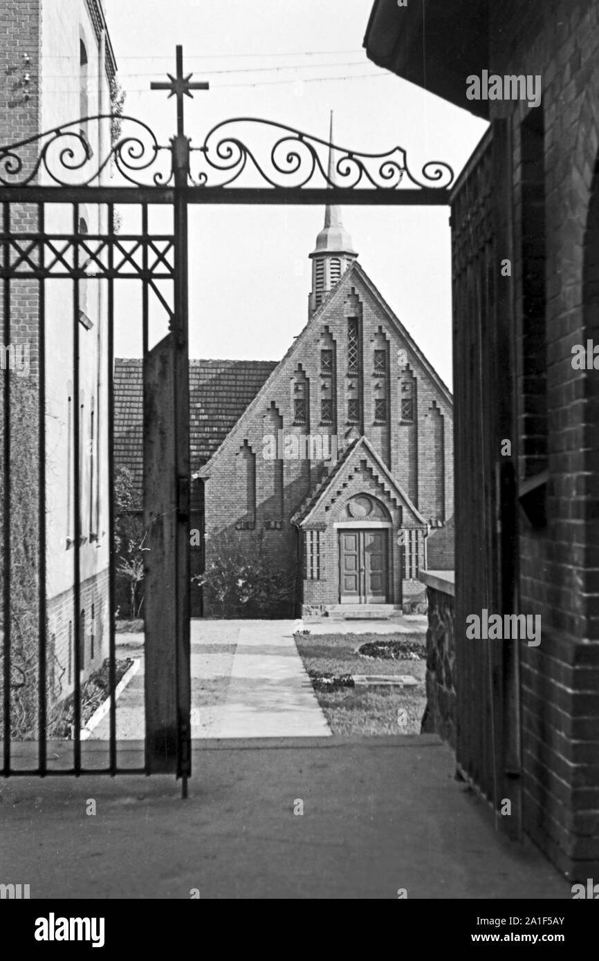 Eingangsbereich des von Schwestern geführten Kinderheims in Frankfurt/Oder, Deutschland 1948. Eingang eines Kinderheims von Nonnen und Schwestern in Frankfurt/Oder, Deutschland 1948 geführt. Stockfoto