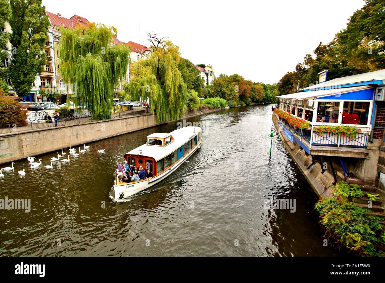 Berlin Deutschland. Donnerstag, September 26, 2019 Das Boot geht vielen beliebten Sehenswürdigkeiten der Stadt Berlin. Stockfoto