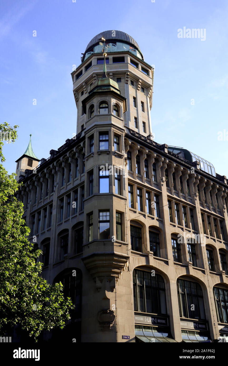 Zürich, Schweiz, 23. Juli 2019: geringe Aussicht auf alten einzigartigen dekorativen Gebäude auf Urania Straße in Zürich, gegen den blauen Himmel, die Brasserie Lipp logo Stockfoto
