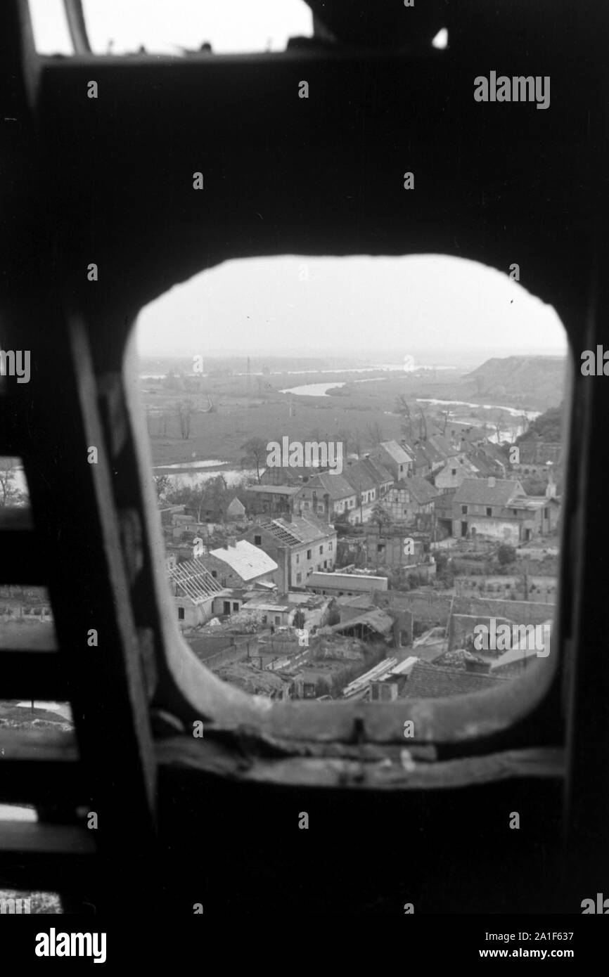 Blick aus einer Dachluke in das zerstörte Lebus an der Oder, Deutschland 1949. Blick durch ein Dachfenster in die zerstörte Lebus, Deutschland 1949. Stockfoto