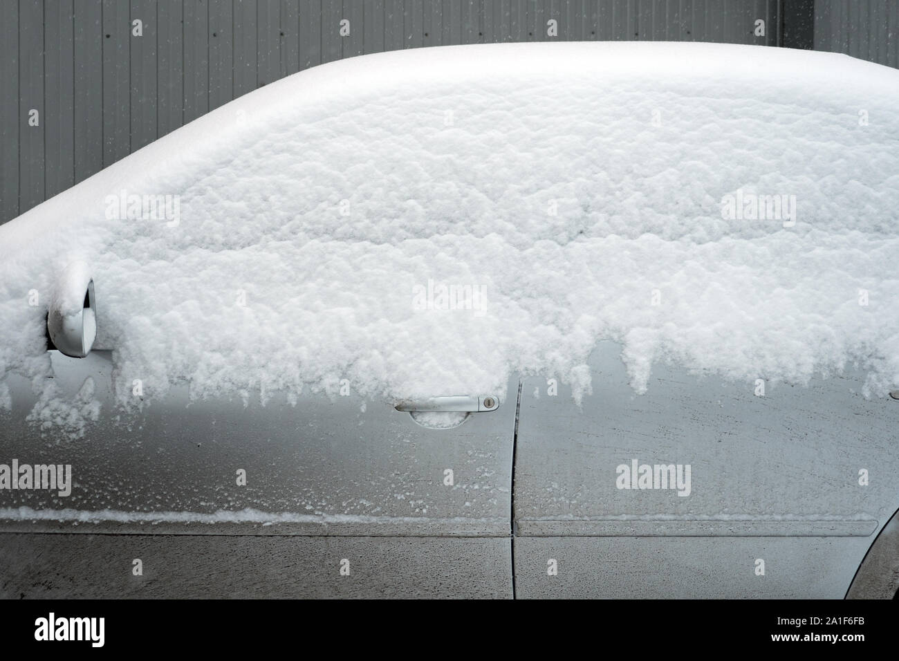 Auto mit Schnee bedeckt. Auto Spiegel aus dem Schnee klemmt. Winter Schnee. Wettervorhersage. Frühen Winter. Kaltes Wetter, die bald kommen. Temperatur unter null. Hintergrund, Konzept, Idee Stockfoto