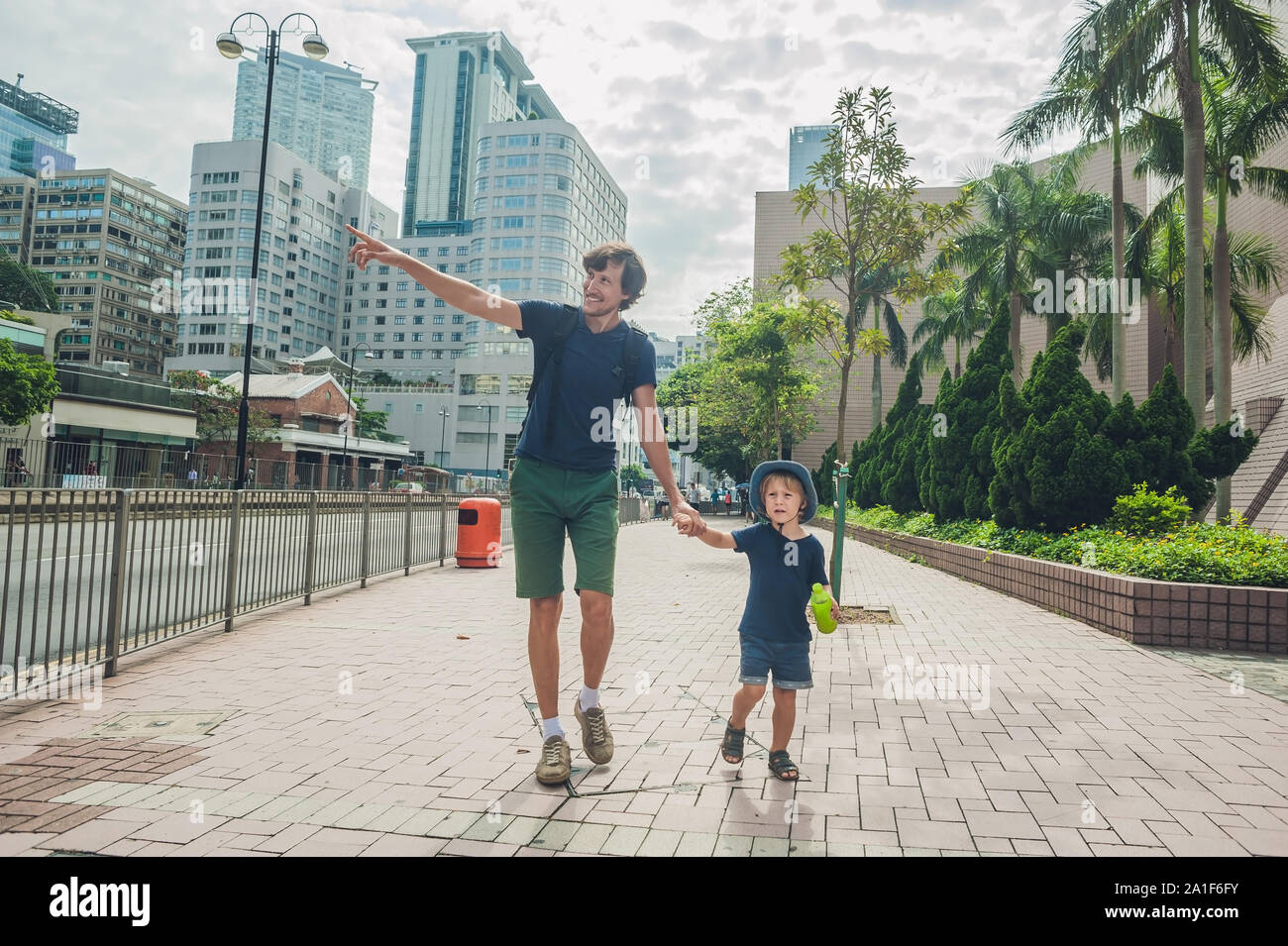 Vater und Sohn sind zu Fuß rund um Hong Kong. Reisen mit Kindern Konzept. Stockfoto