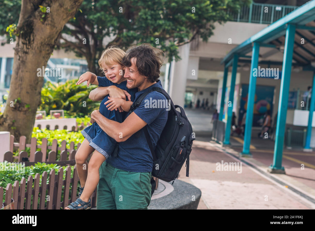 Vater und Sohn sind zu Fuß rund um Hong Kong. Reisen mit Kindern Konzept. Stockfoto