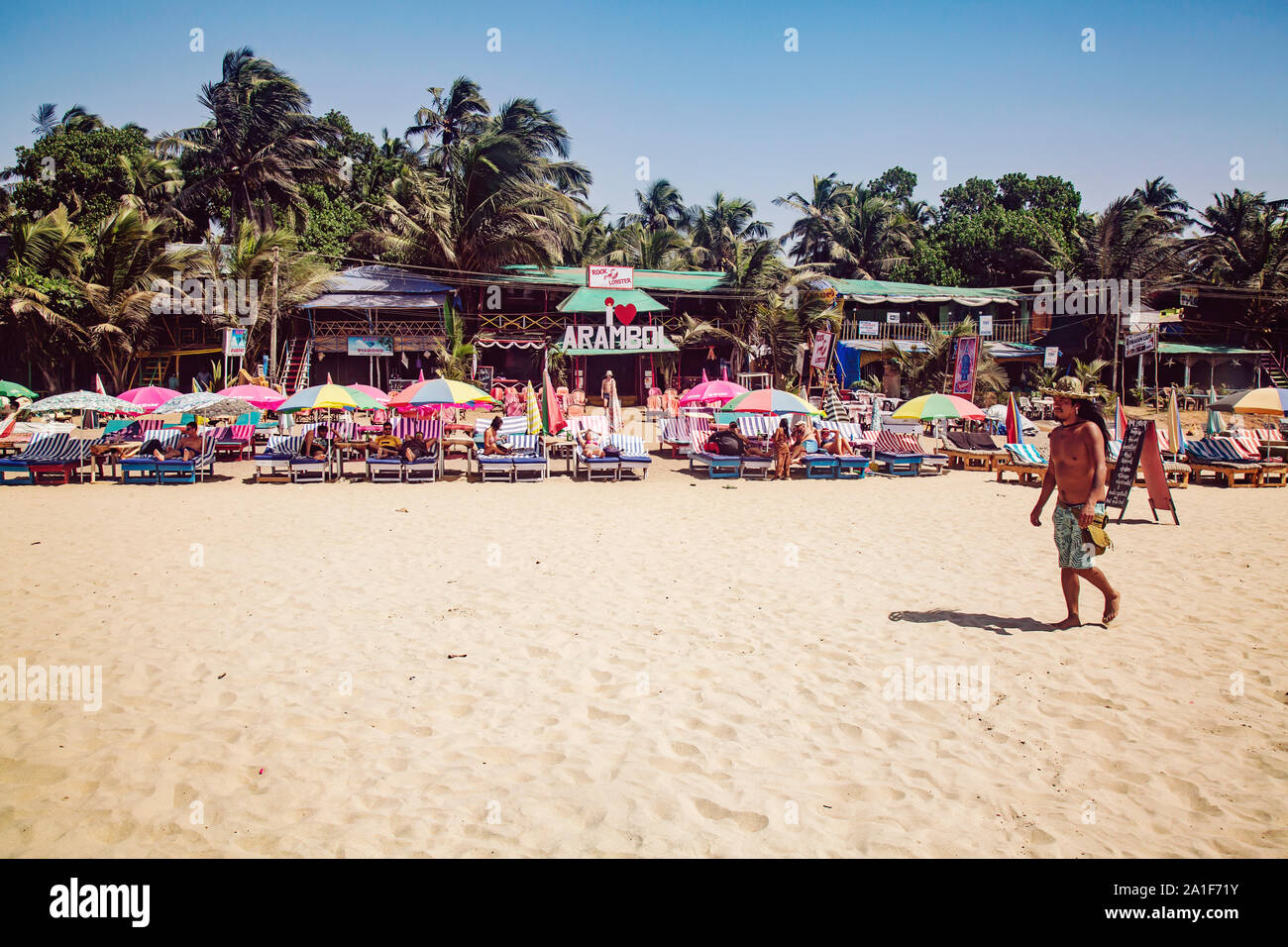 Arambol, Goa in Indien, 9. Februar 2019: Rock Lobster Restaurant am Strand mit I Arambol Arambol Zeichen auf der Frontseite Liebe Stockfoto