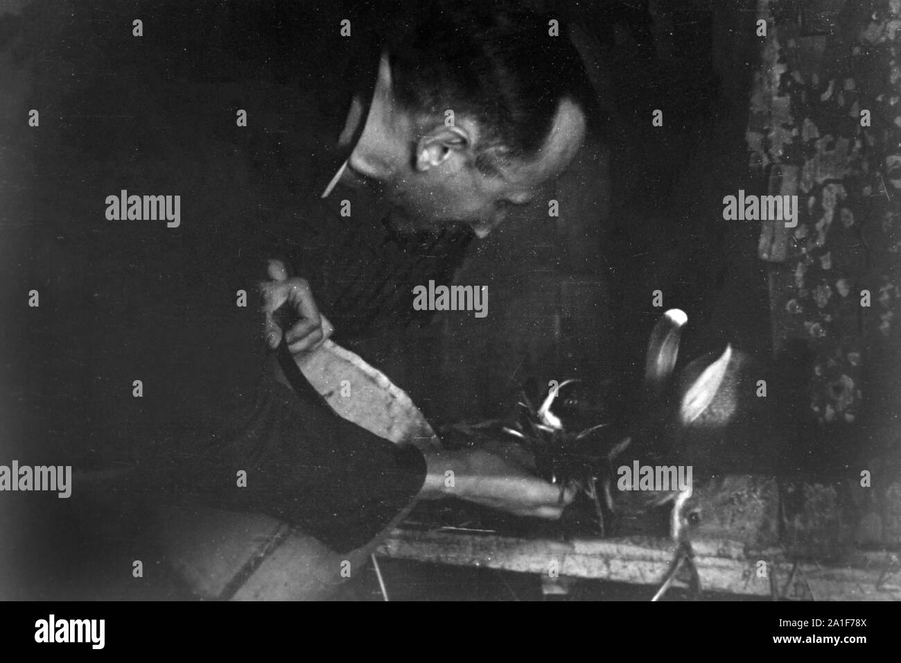 Pfarrer Egon Vögler füttert sterben Hasen in ihrem Stall in Krefeld, Deutschland 1949. Pfarrer Egon Voegler Fütterung die Hasen in ihrem Stall in Krefeld, Deutschland 1949. Stockfoto