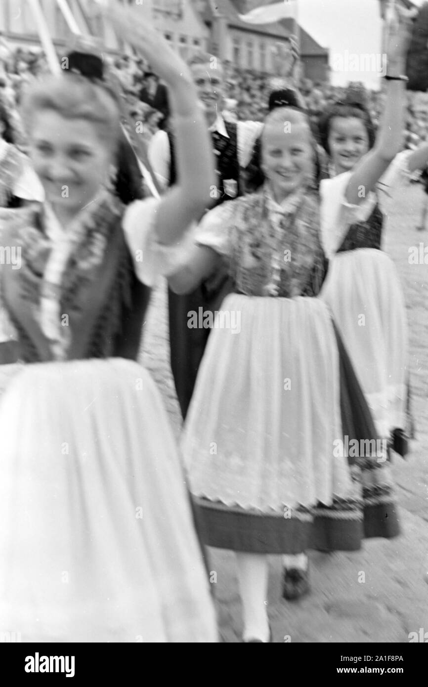 Tanzende Frauengruppe beim Volksfest, Schleswig-Holstein, Deutschland, 1960er Jahre. Tanz der Frauen Gruppe am Volksfest, Schleswig-Holstein, Deutschland, 1960er Jahre. Stockfoto