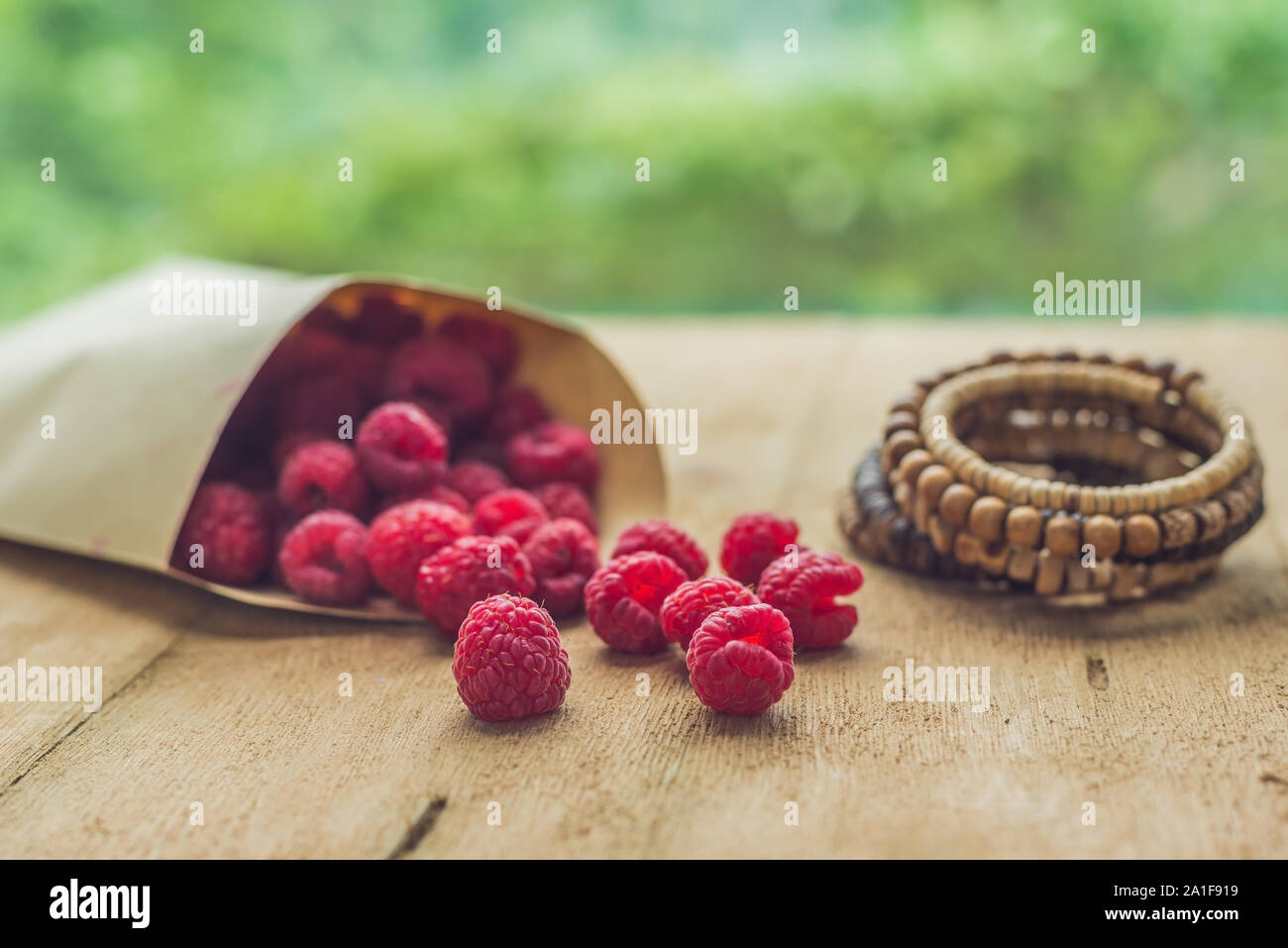 Sommer Urlaub, Ferien, Entspannung Konzept. Himbeeren, Stroh Hut, auf Holz- Hintergrund. Freier Text kopieren. Sommer vibes Konzept Stockfoto