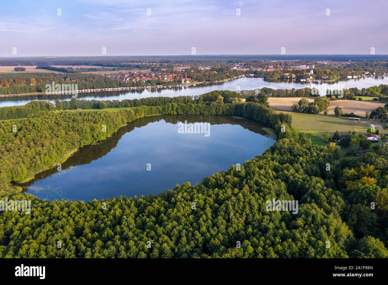 Drone schoß, Luftaufnahme über den See Schulzensee zum See Mirow, Schloss Mirow auf der Insel zurück, Mecklenburgische Seenplatte, Mecklenburg-Vorpommern, Ge Stockfoto