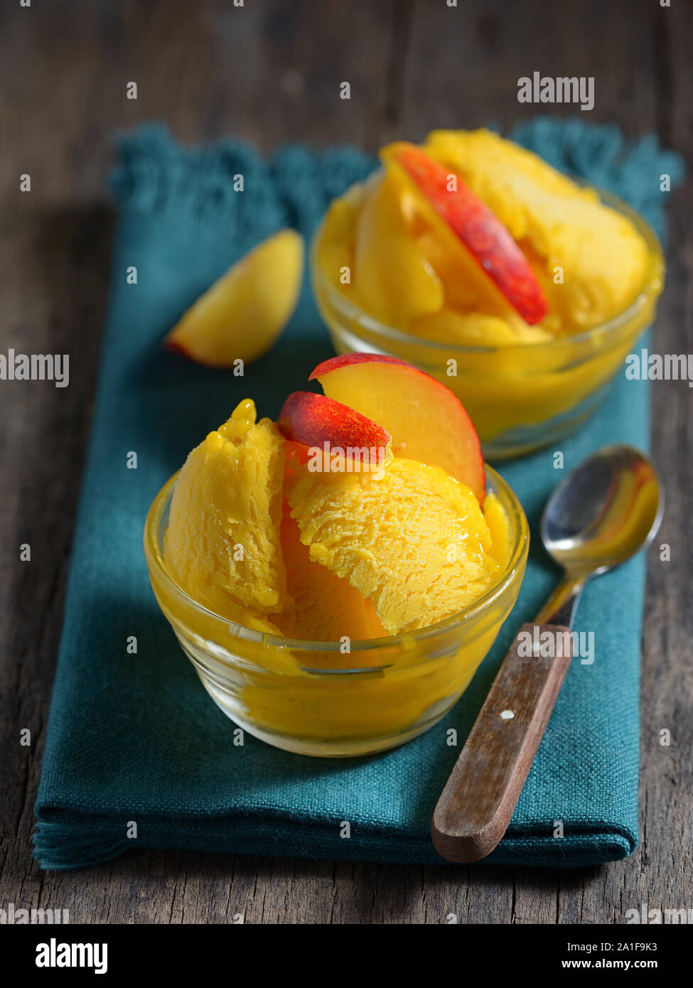 Hausgemachte Eis Mango Sorbet mit Pfirsich Schichten Stockfoto