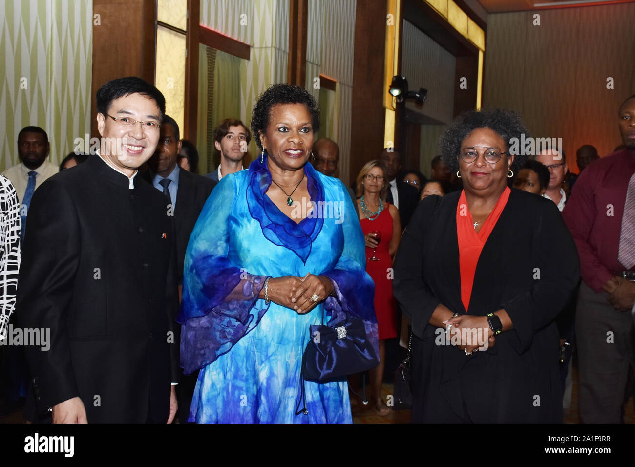 Yan Xiusheng: der chinesische Botschafter nach Barbados, Dame Sandra Maurer: Generalgouverneur von Barbados, Mia Amor Mottley: Premierminister von Barbados Stockfoto