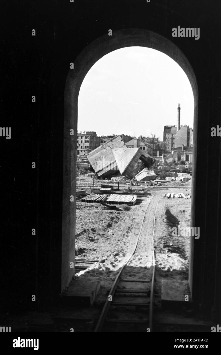 Blick in den gesprengten Führerbunker im Garten der Neuen Reichskanzlei