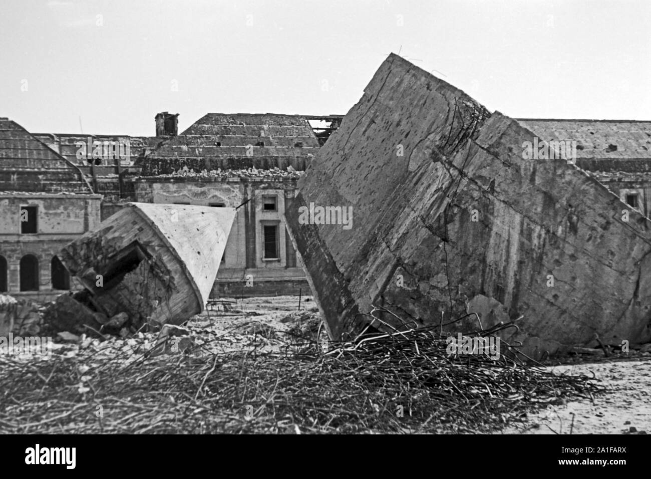 Blick in den gesprengten Führerbunker im Garten der Neuen Reichskanzlei