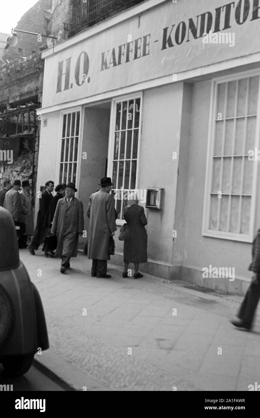 Menschen vor einem Laden der Handelsorganization HO in Berlin, Deutschland 1949. Menschen vor einem Geschäft von HO Handelsorganization Einzelhandel Organisation in Berlin, Deutschland 1949. Stockfoto