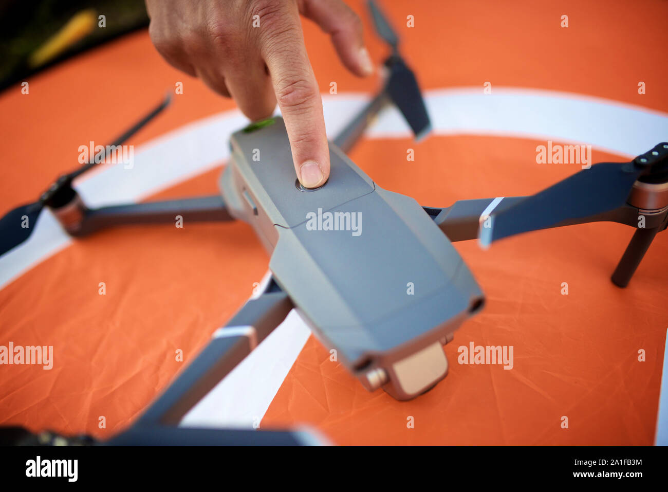 Nahaufnahme eines Mannes, der die Vorbereitung einer Drohne zu fliegen. Stockfoto
