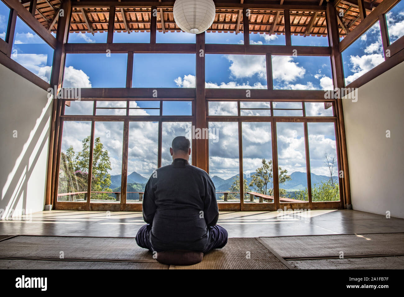 Mönch Meditation in einem japanischen Haus in den Bergen Stockfoto