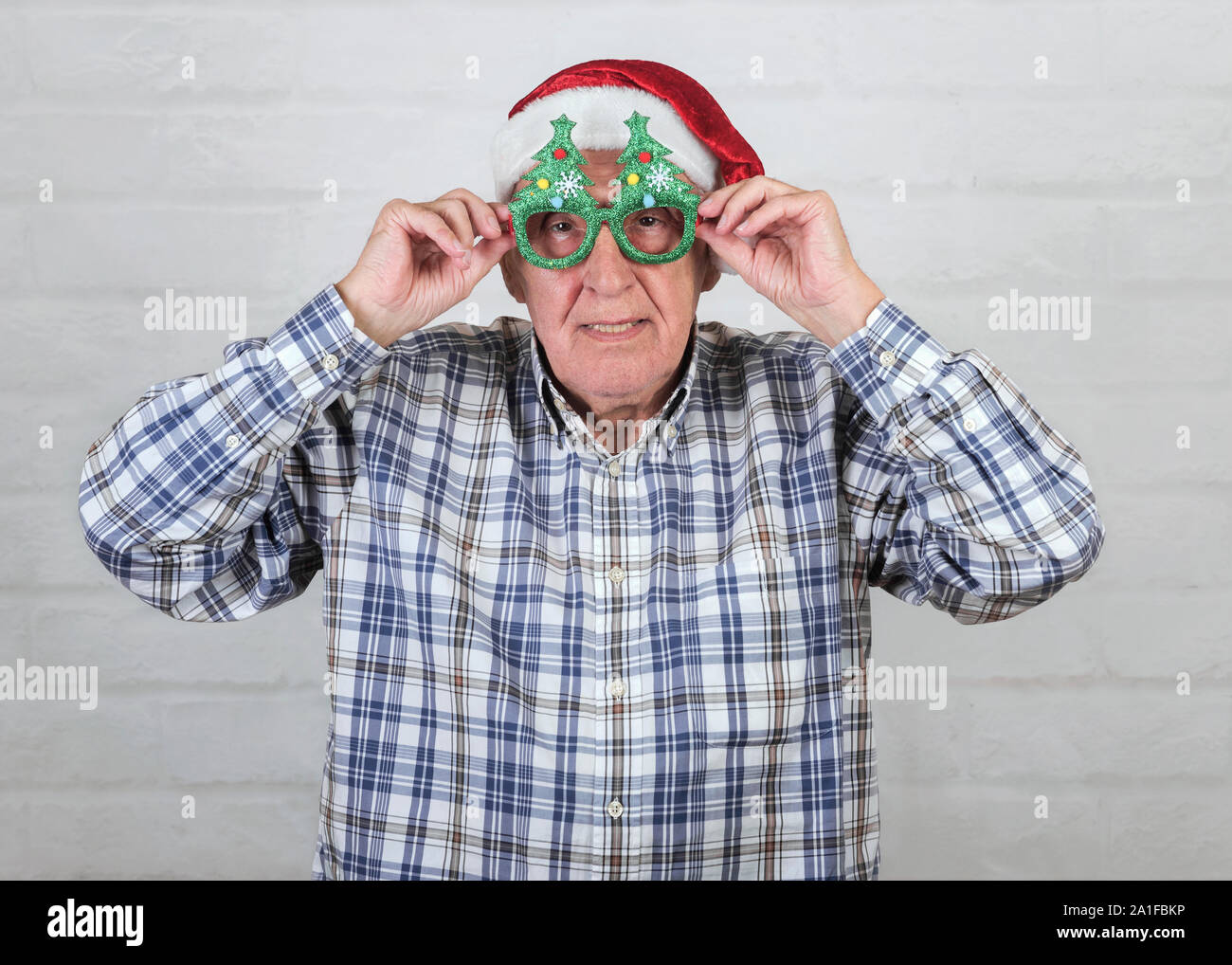 Großvater tragen Weihnachten Santa Claus hat und lustige Brille auf Stein Hintergrund Stockfoto